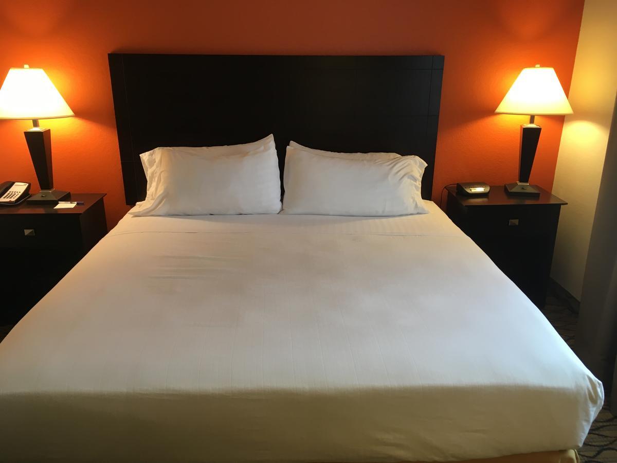Holiday Inn Express Hotel & Suites Cadillac By Ihg Экстерьер фото