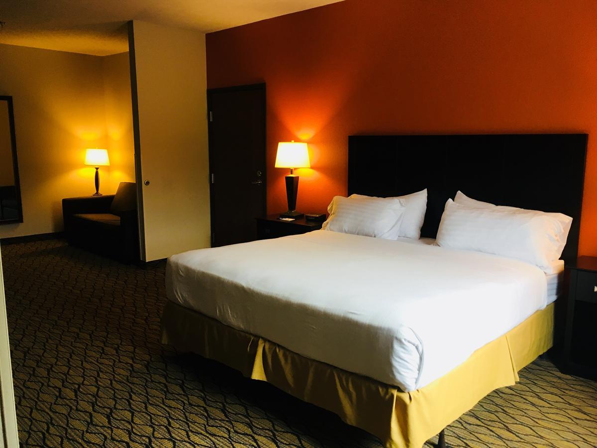 Holiday Inn Express Hotel & Suites Cadillac By Ihg Экстерьер фото