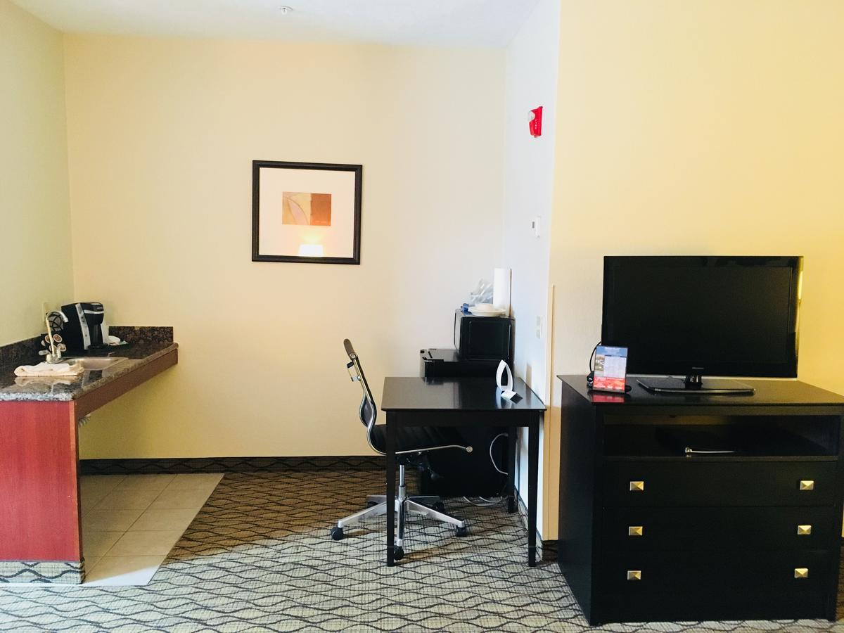 Holiday Inn Express Hotel & Suites Cadillac By Ihg Экстерьер фото